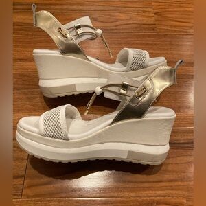 NeroGiardini Bungee Platform Wedge Sandals in white/gold leather SZ 39//9